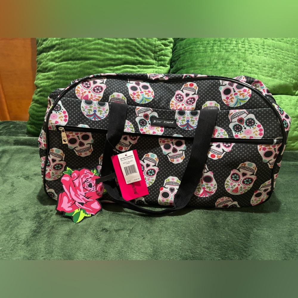 NWT Betsey Johnson Skulls Collection Roller duffle  - perfect for traveling. - Picture 2 of 10
